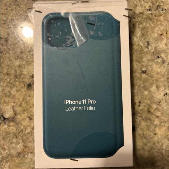 Apple iPhone 11 Pro Leather Case bundle - Picture 6 of 7